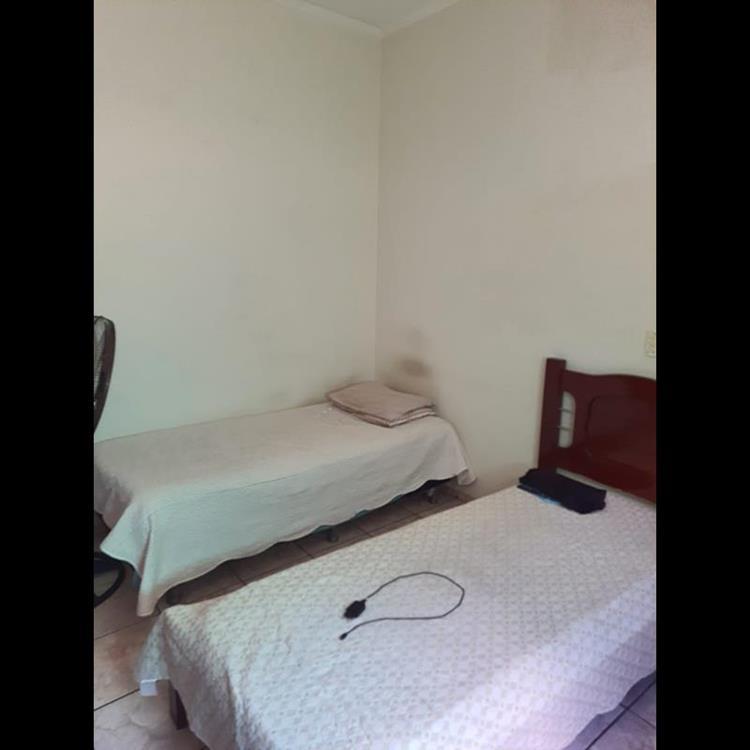 CASA COM TRÊS DORMITÓRIOS NO JARDIM DEL REY
