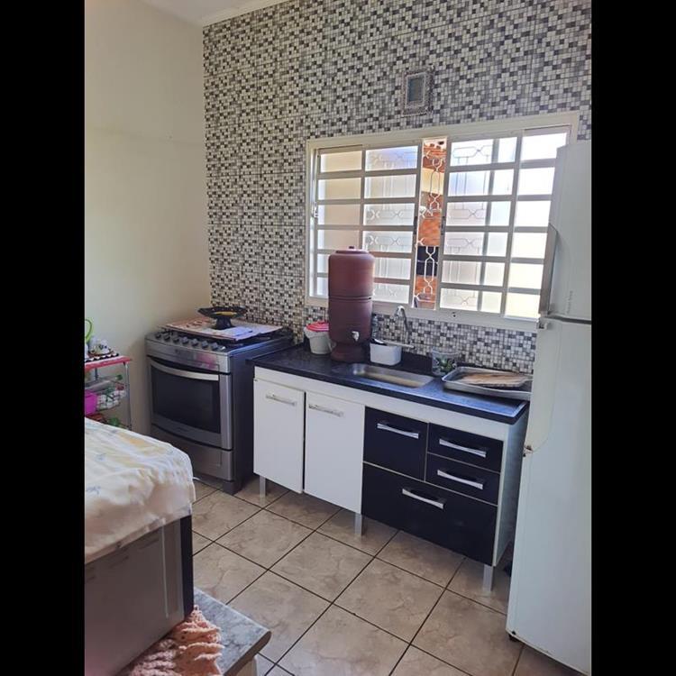 CASA COM TRÊS DORMITÓRIOS NO JARDIM DEL REY