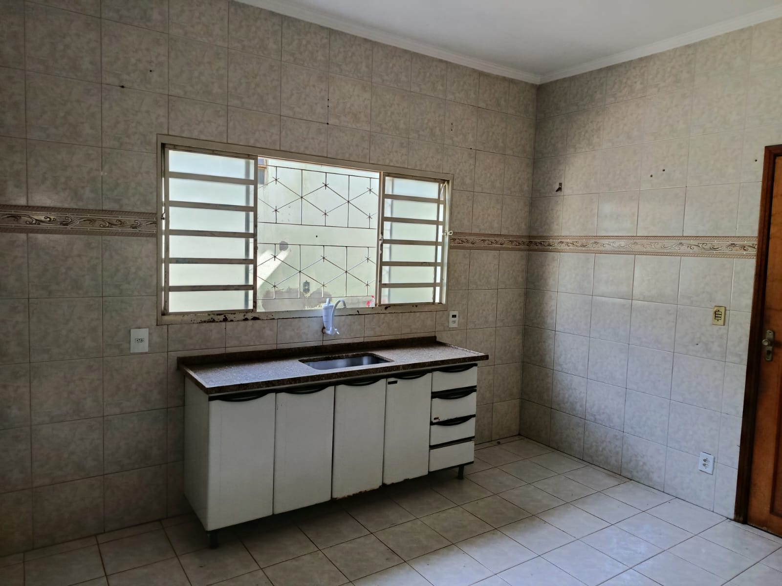 Avenida Afonso Giovane da Silva,25 - Fundos - Village Regina