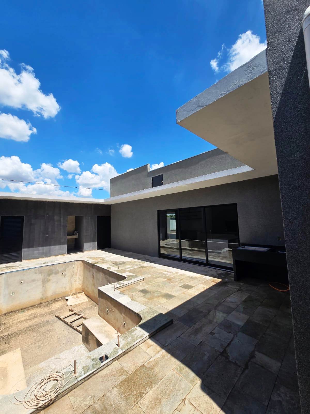 CASA NOVA EM FASE DE ACABAMENTO
