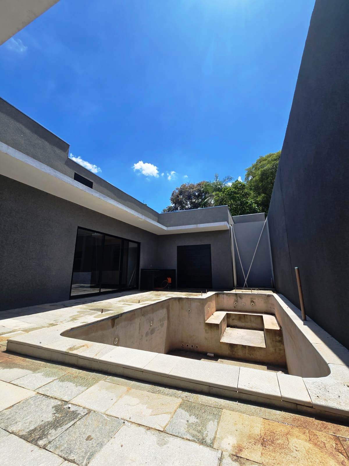 CASA NOVA EM FASE DE ACABAMENTO
