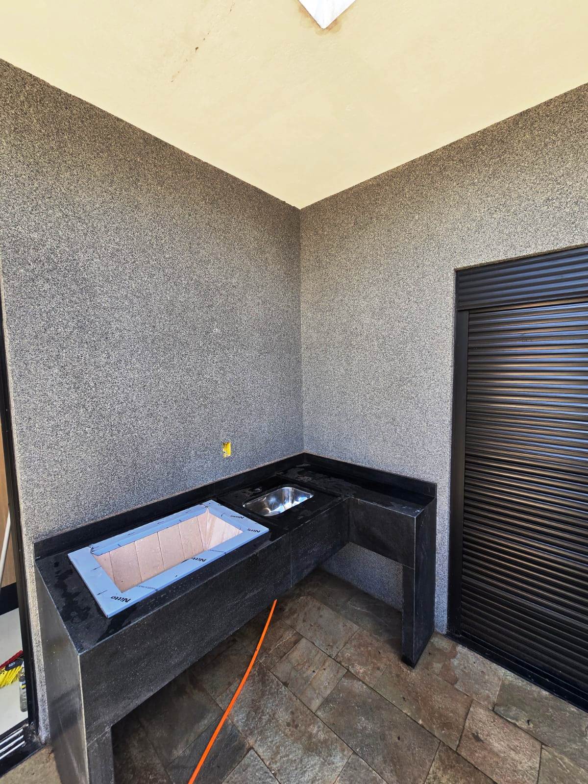 CASA NOVA EM FASE DE ACABAMENTO