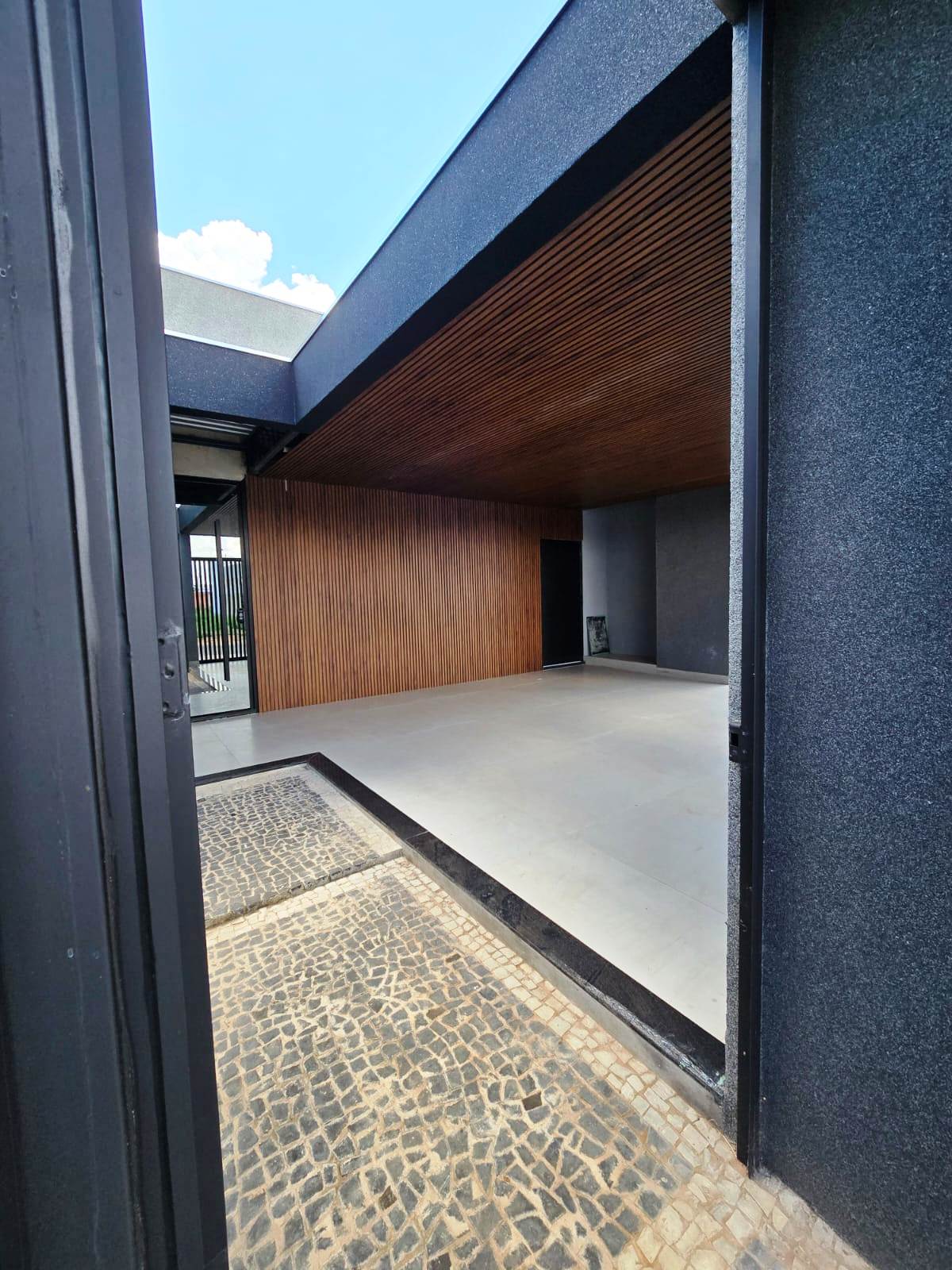 CASA NOVA EM FASE DE ACABAMENTO