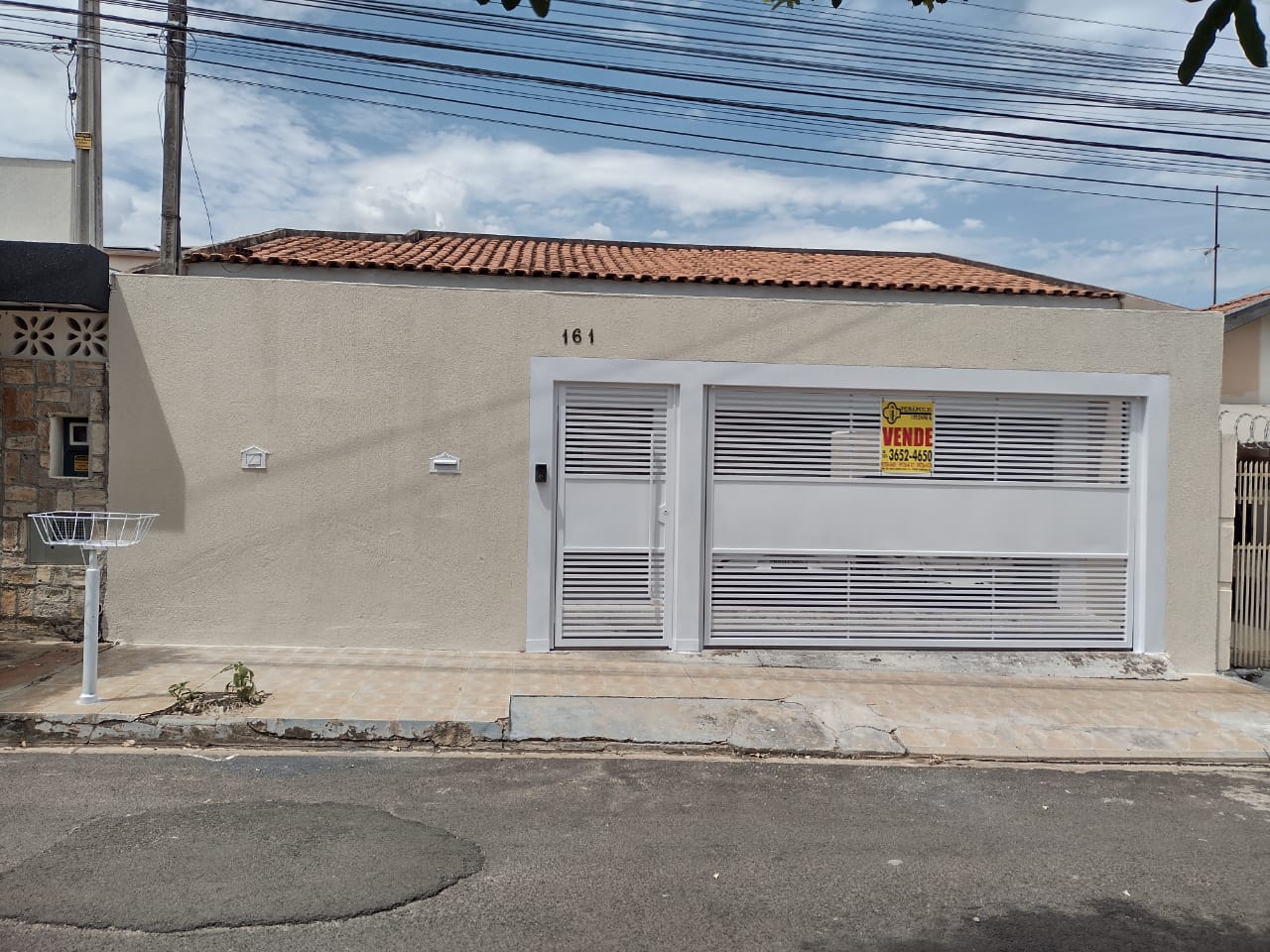 CASA COM TRÊS DORMITÓRIOS NO MONREAL