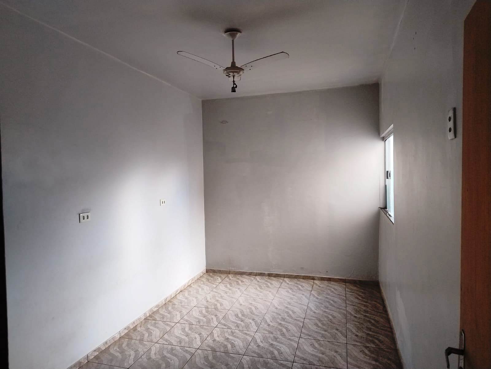 CASA COM TRÊS DORMITÓRIOS NO MONREAL