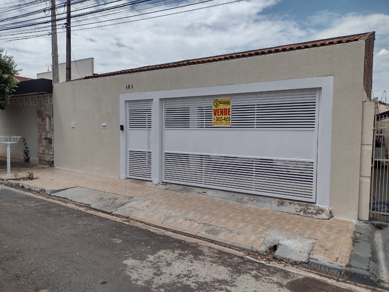 CASA COM TRÊS DORMITÓRIOS NO MONREAL