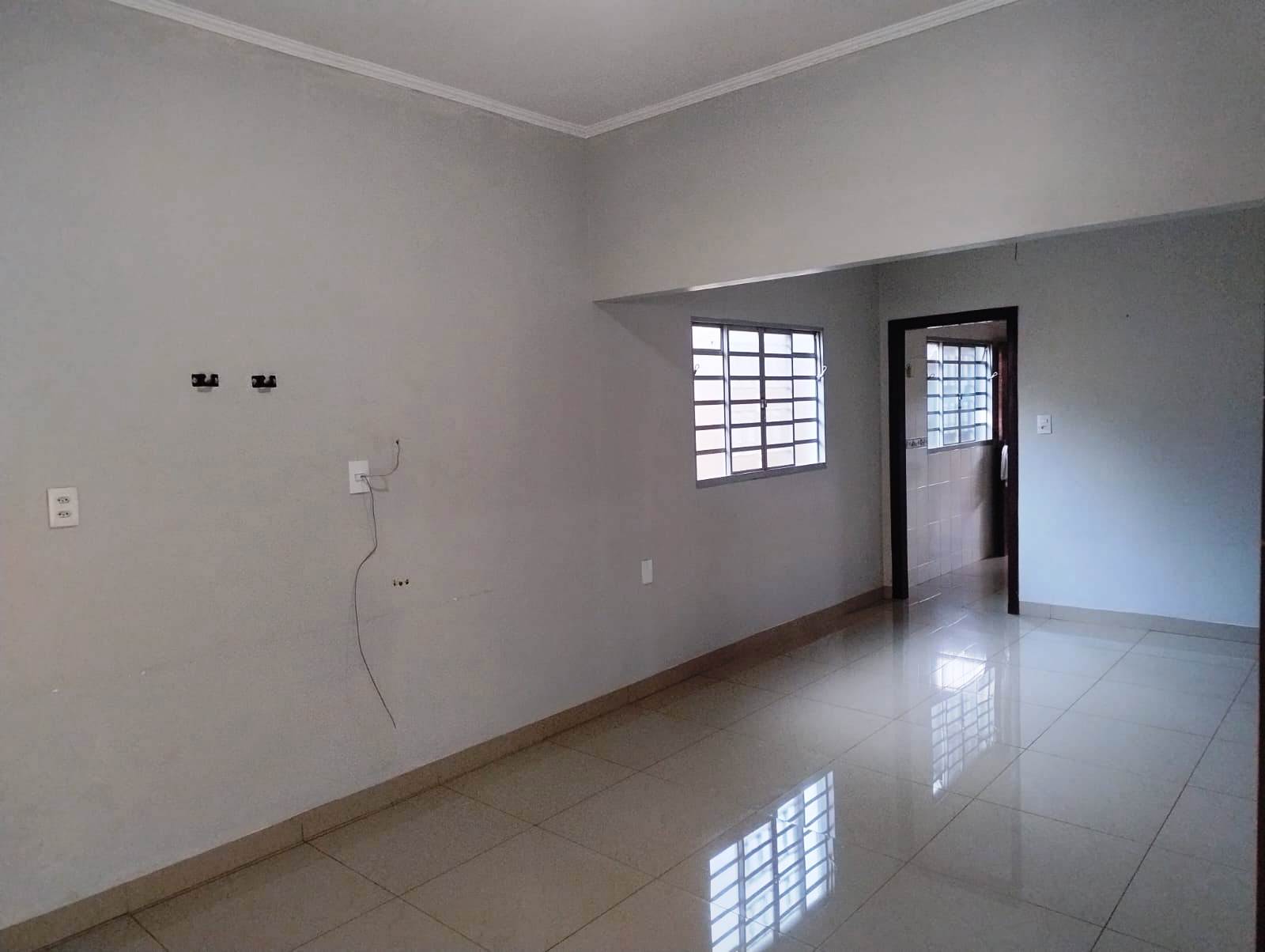 CASA COM TRÊS DORMITÓRIOS NO MONREAL