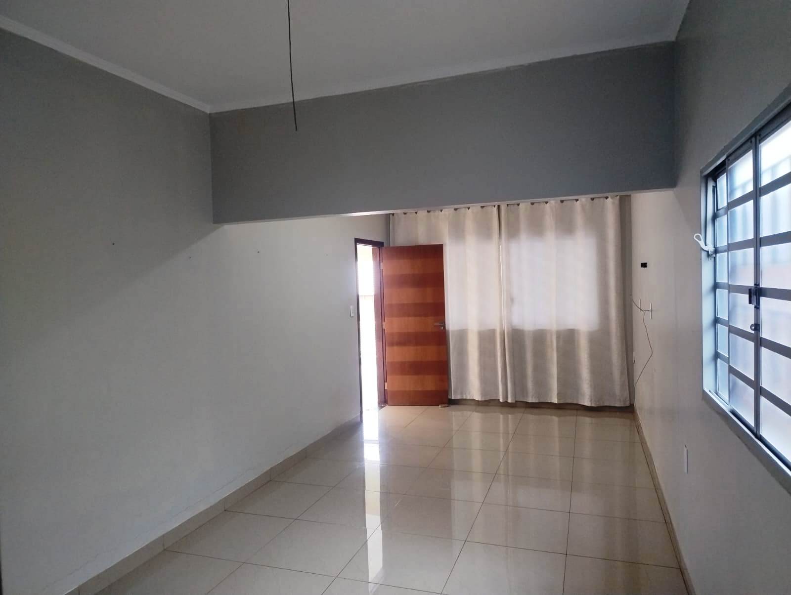 CASA COM TRÊS DORMITÓRIOS NO MONREAL