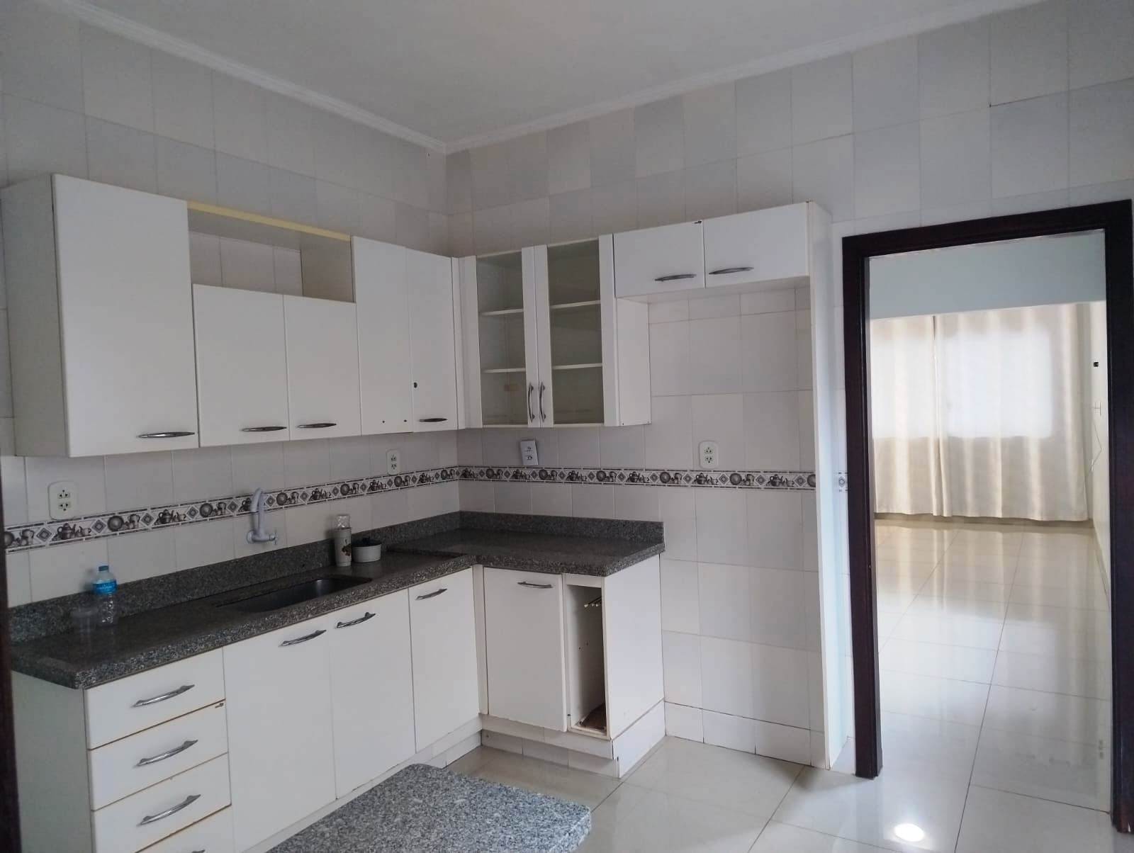 CASA COM TRÊS DORMITÓRIOS NO MONREAL