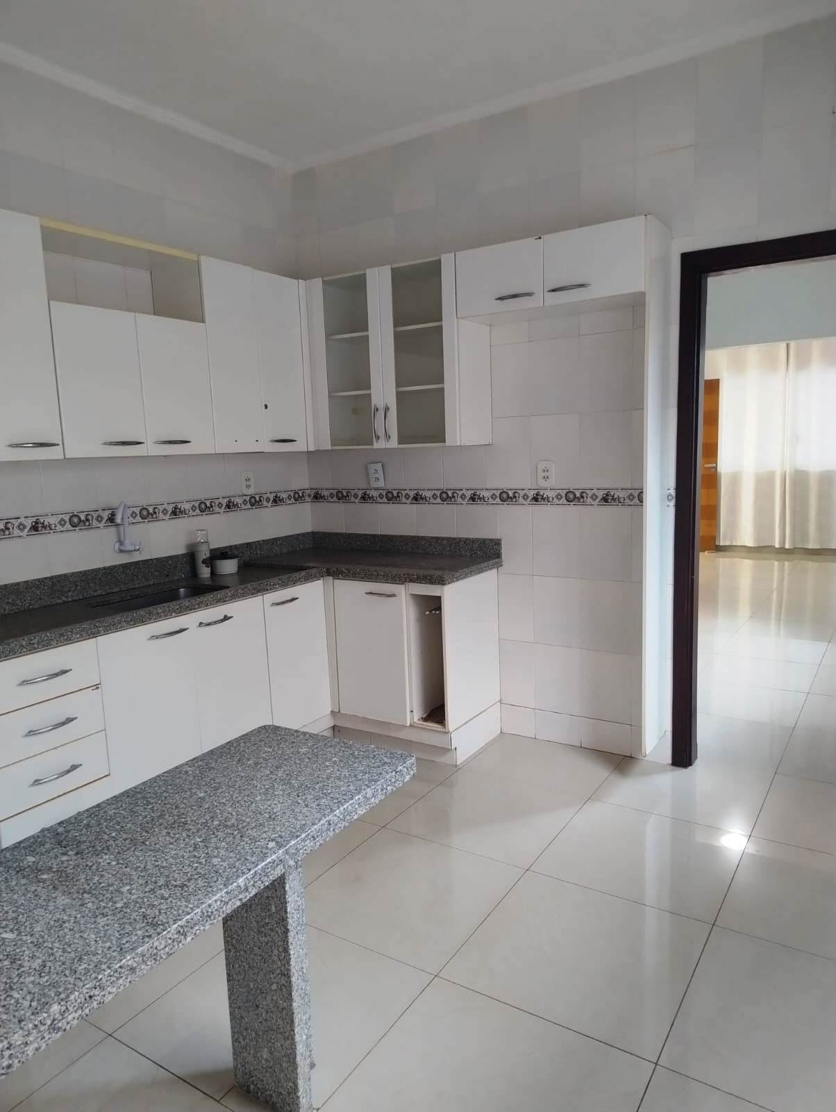 CASA COM TRÊS DORMITÓRIOS NO MONREAL