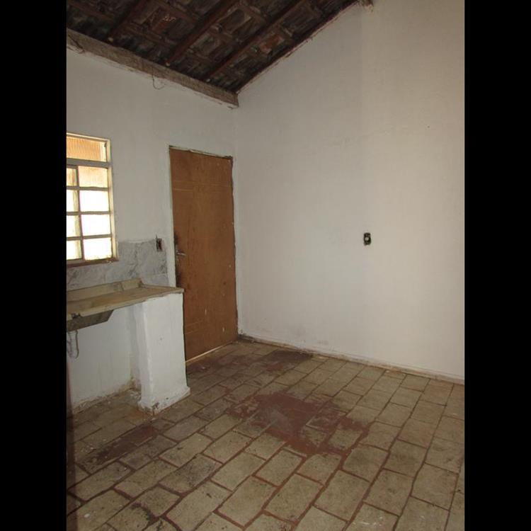 CASA COM ÓTIMO TERRENO NA VILA PLANALTO 