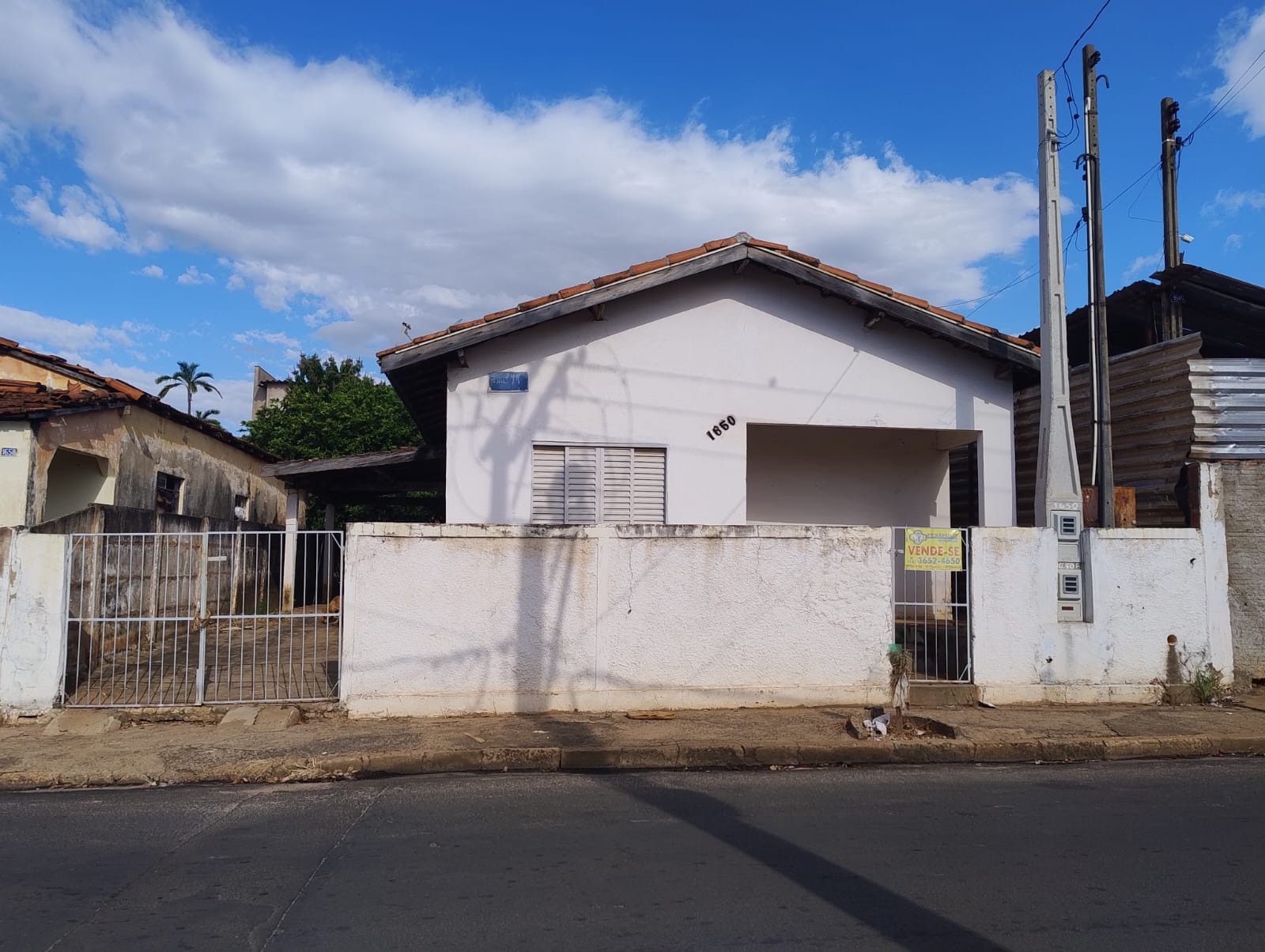 CASA COM ÓTIMO TERRENO NA VILA PLANALTO 