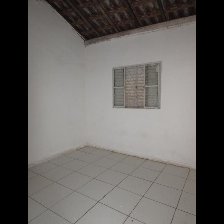 CASA COM ÓTIMO TERRENO NA VILA PLANALTO 