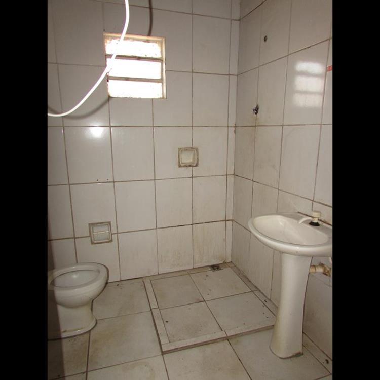 CASA COM ÓTIMO TERRENO NA VILA PLANALTO 