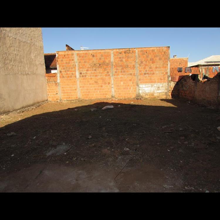 CASA COM ÓTIMO TERRENO NA VILA PLANALTO 