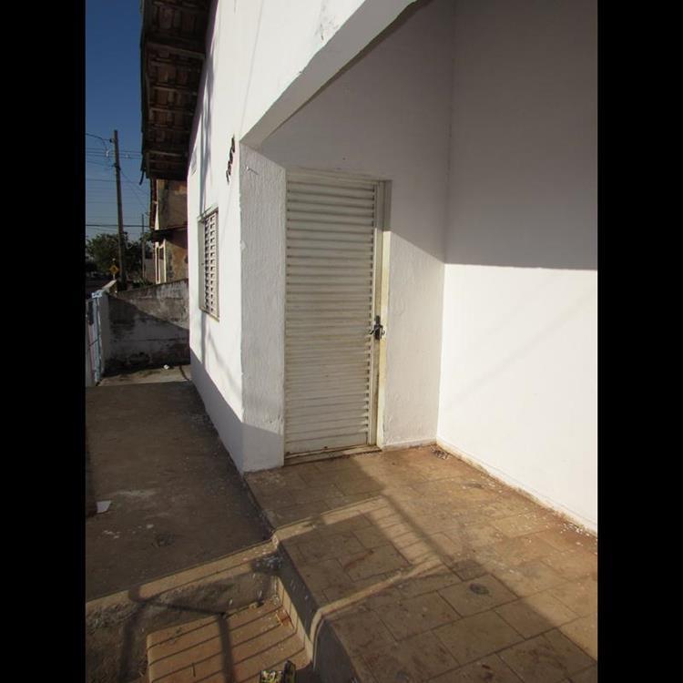 CASA COM ÓTIMO TERRENO NA VILA PLANALTO 