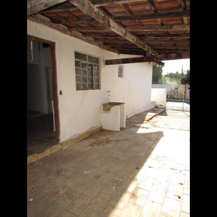 CASA COM ÓTIMO TERRENO NA VILA PLANALTO 