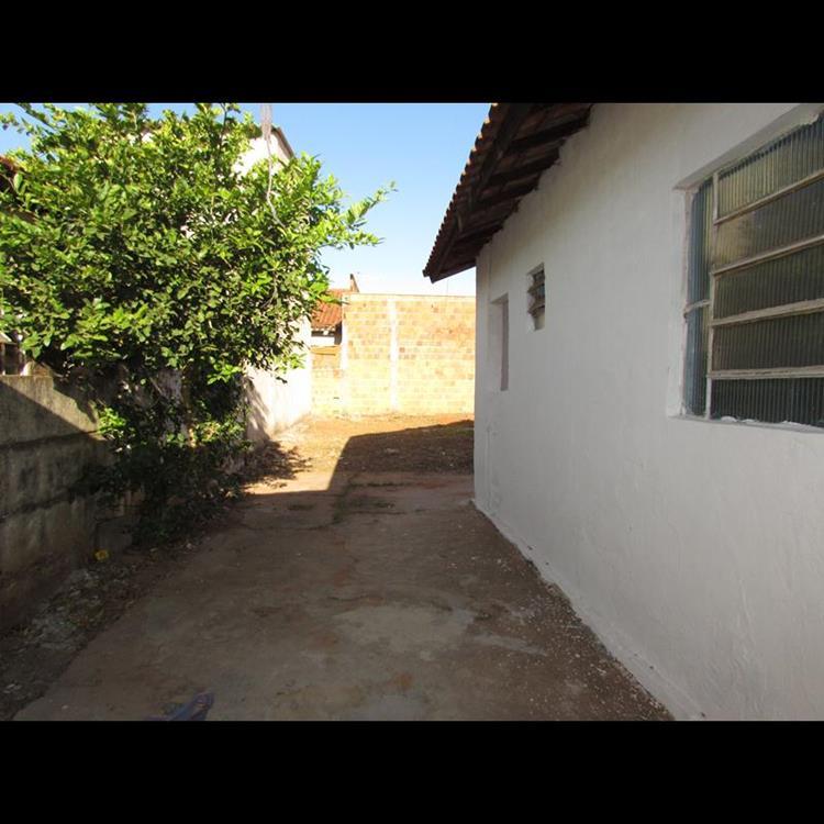 CASA COM ÓTIMO TERRENO NA VILA PLANALTO 