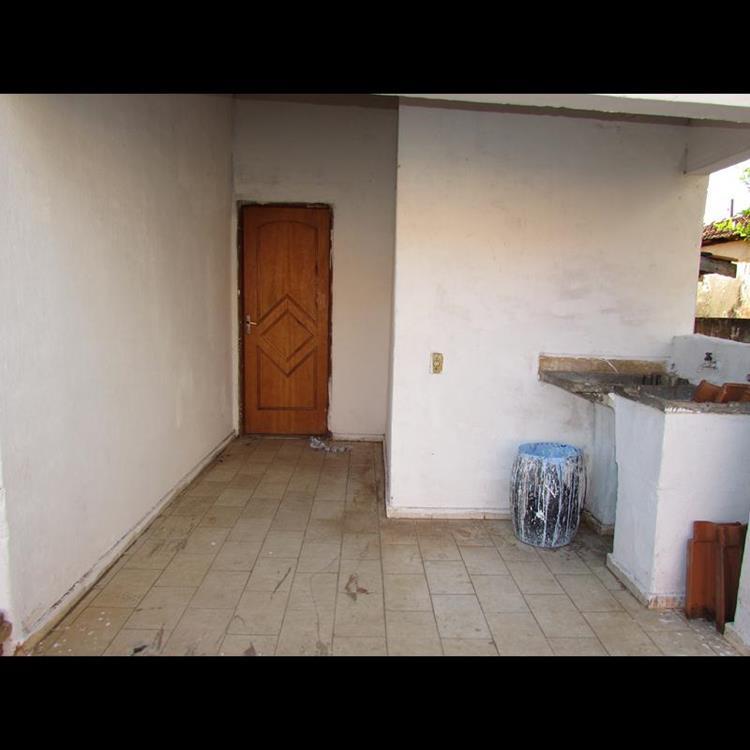 CASA COM ÓTIMO TERRENO NA VILA PLANALTO 