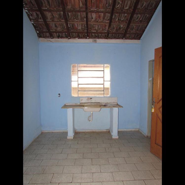 CASA COM ÓTIMO TERRENO NA VILA PLANALTO 