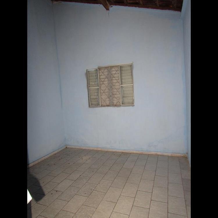 CASA COM ÓTIMO TERRENO NA VILA PLANALTO 