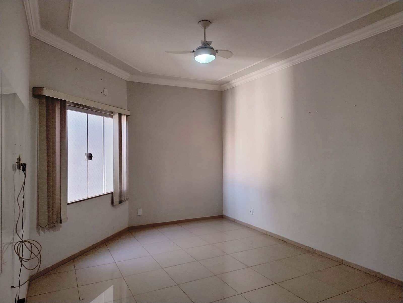EXCELENTE IMÓVEL COMERCIAL COM APARTAMENTO NO CENTRO DA CIDADE