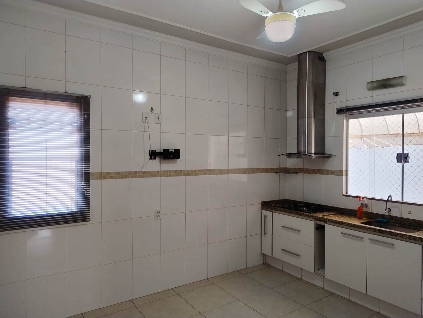 EXCELENTE IMÓVEL COMERCIAL COM APARTAMENTO NO CENTRO DA CIDADE