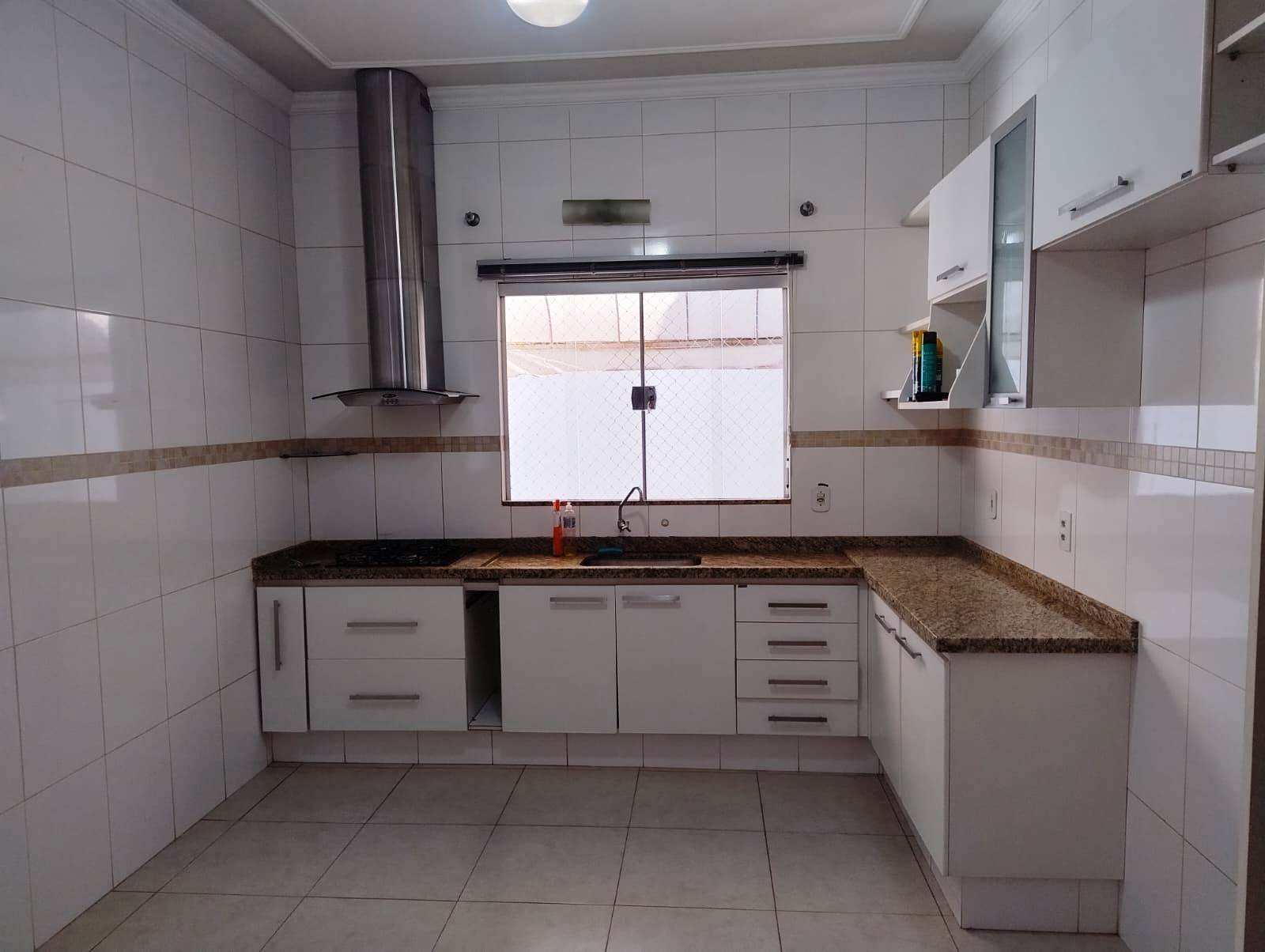 EXCELENTE IMÓVEL COMERCIAL COM APARTAMENTO NO CENTRO DA CIDADE
