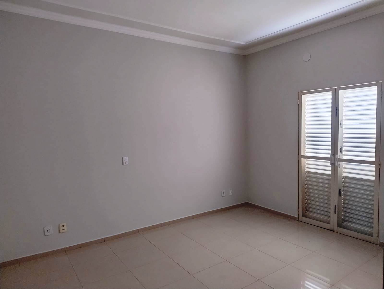 EXCELENTE IMÓVEL COMERCIAL COM APARTAMENTO NO CENTRO DA CIDADE