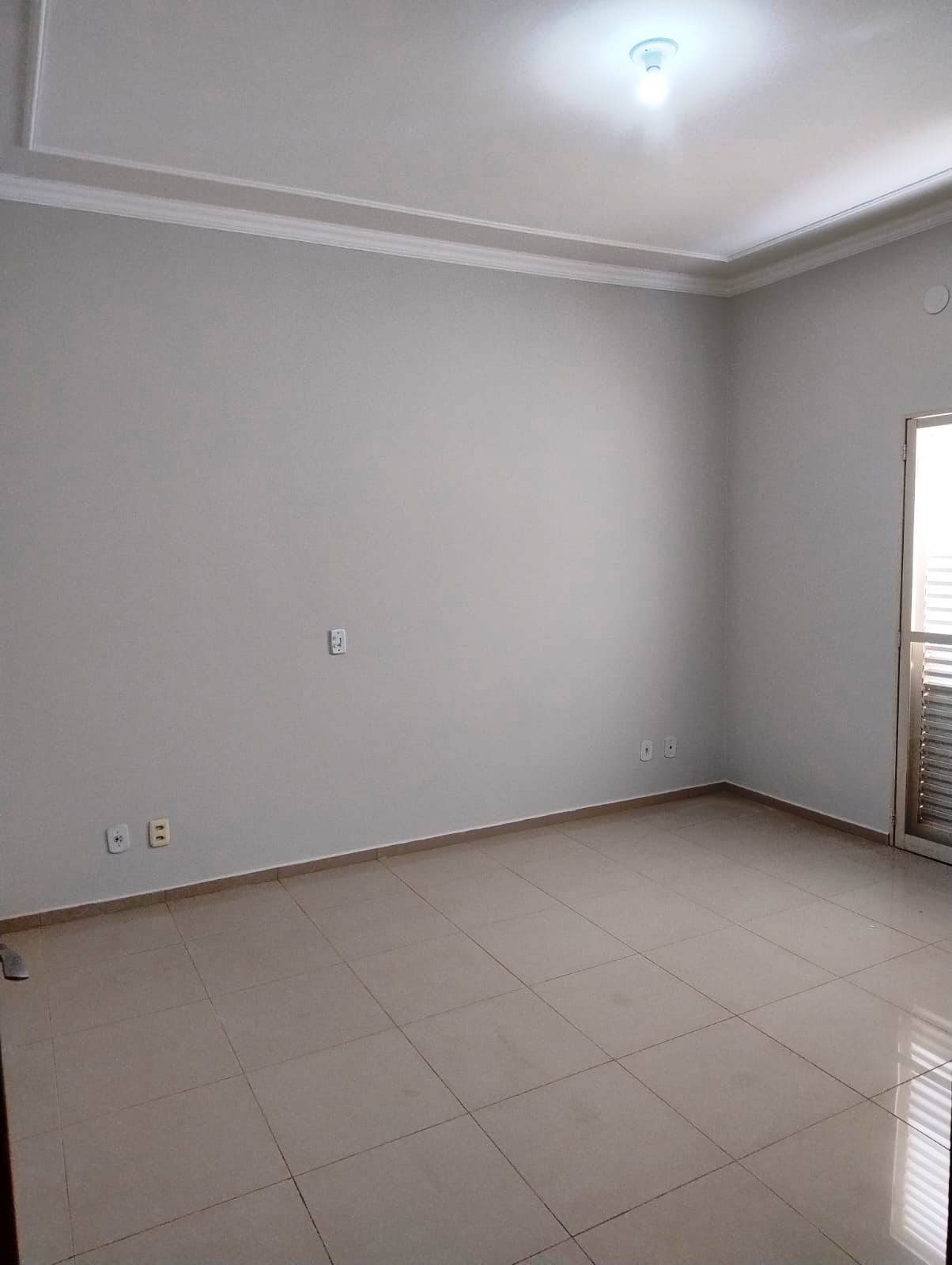 EXCELENTE IMÓVEL COMERCIAL COM APARTAMENTO NO CENTRO DA CIDADE