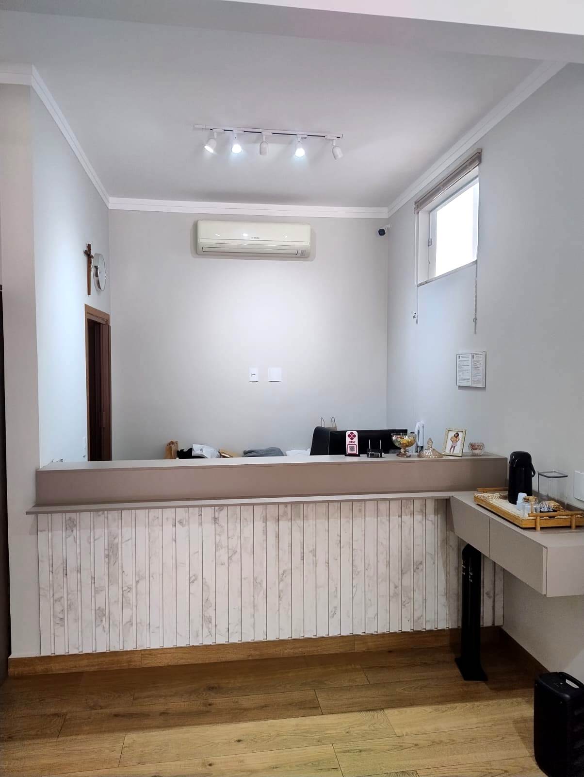 EXCELENTE IMÓVEL COMERCIAL COM APARTAMENTO NO CENTRO DA CIDADE