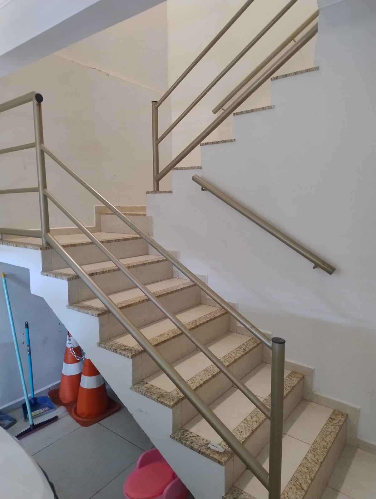 EXCELENTE IMÓVEL COMERCIAL COM APARTAMENTO NO CENTRO DA CIDADE