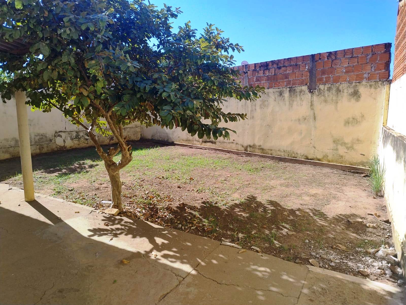 CASA COM ÓTIMO TERRENO NO JARDIM BRASILIA