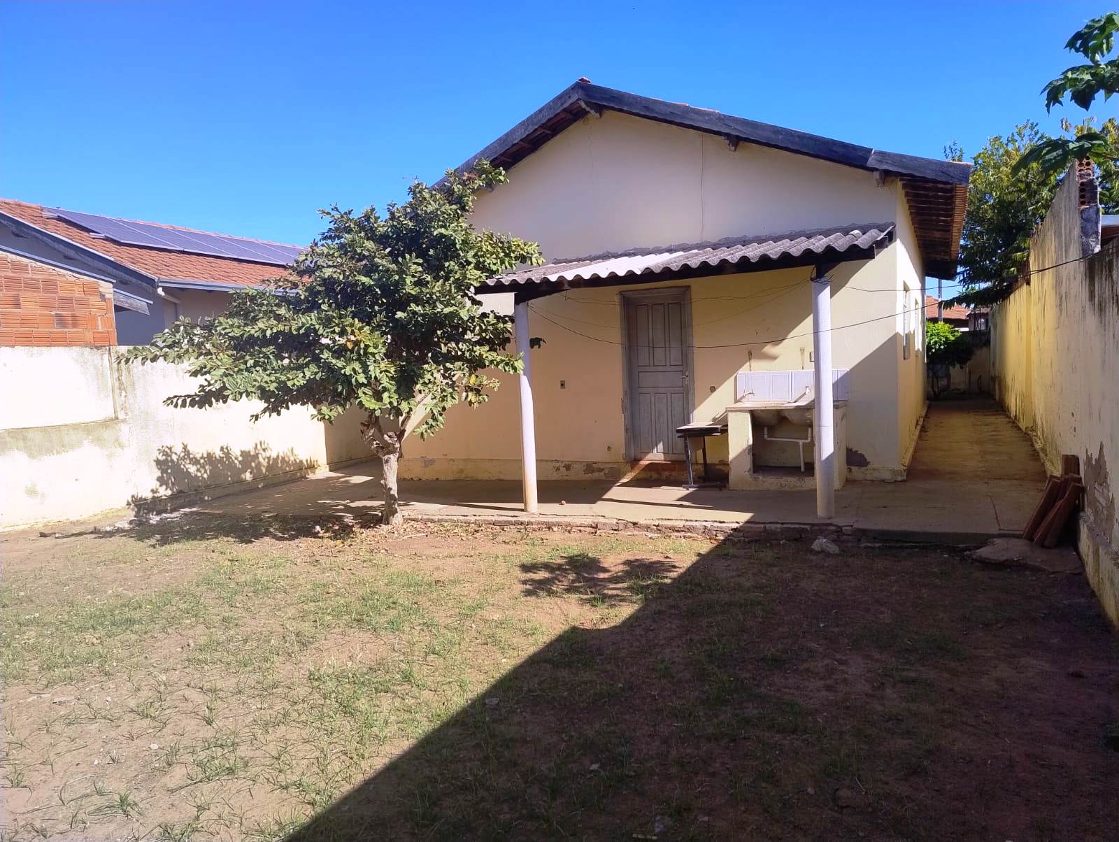 CASA COM ÓTIMO TERRENO NO JARDIM BRASILIA