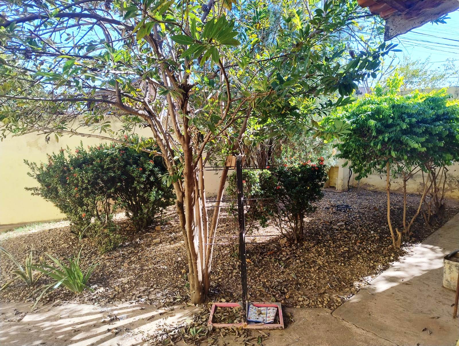 CASA COM ÓTIMO TERRENO NO JARDIM BRASILIA