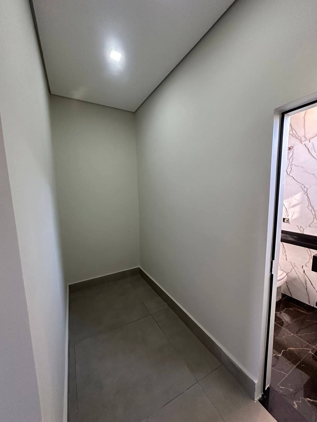 BARRACÃO NOVO COM APARTAMENTO NA PARTE SUPERIOR NO BAIRRO MAIS SOLAR 