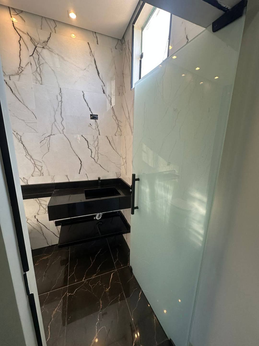 BARRACÃO NOVO COM APARTAMENTO NA PARTE SUPERIOR NO BAIRRO MAIS SOLAR 