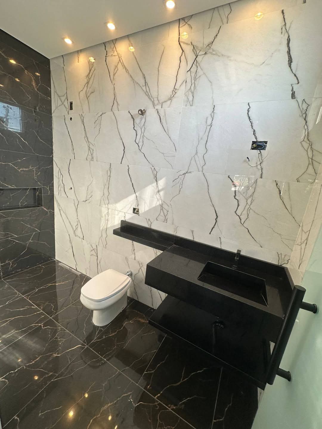 BARRACÃO NOVO COM APARTAMENTO NA PARTE SUPERIOR NO BAIRRO MAIS SOLAR 