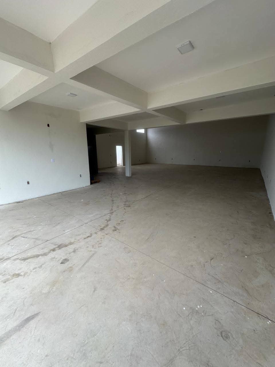 BARRACÃO NOVO COM APARTAMENTO NA PARTE SUPERIOR NO BAIRRO MAIS SOLAR 