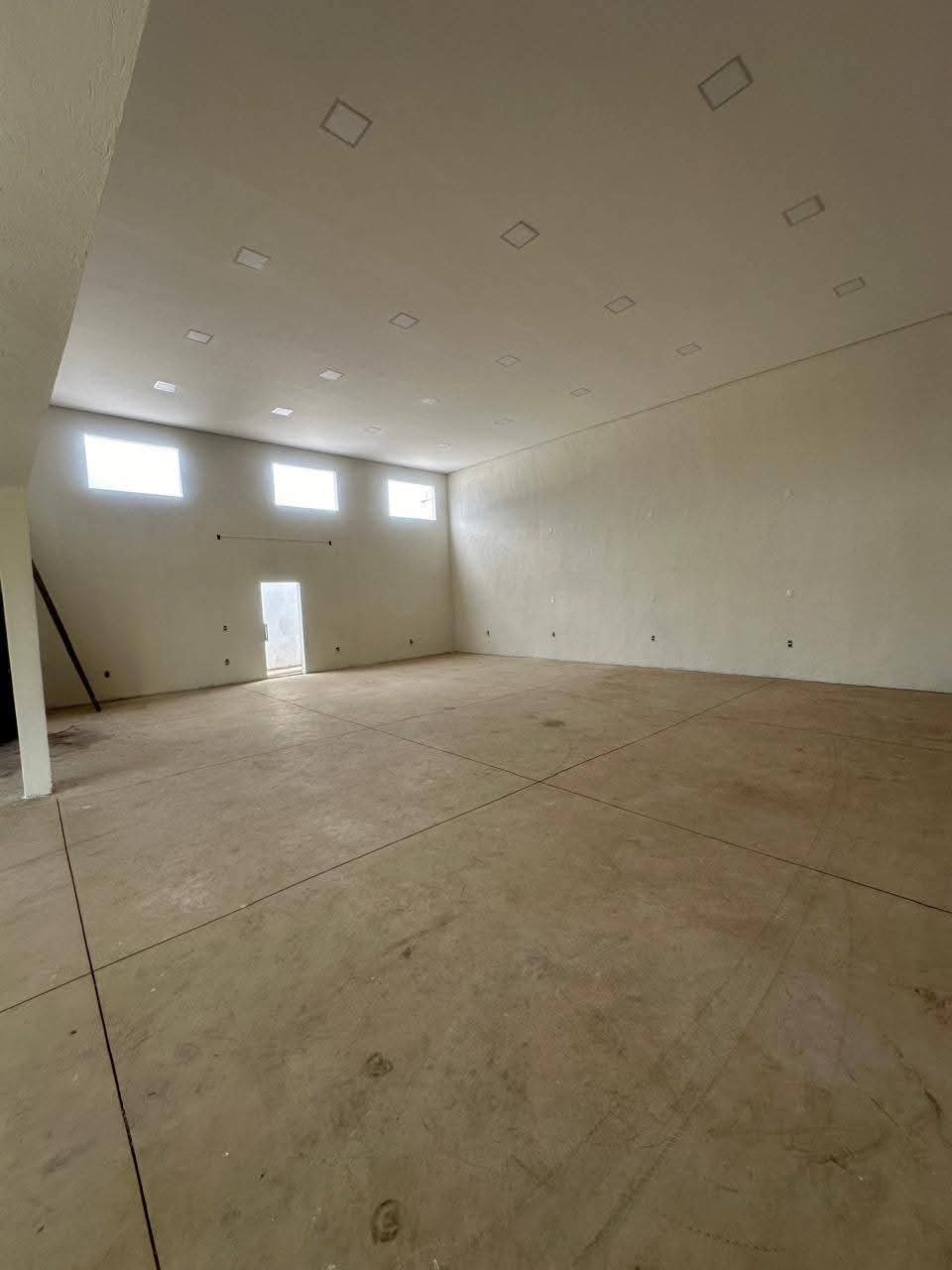 BARRACÃO NOVO COM APARTAMENTO NA PARTE SUPERIOR NO BAIRRO MAIS SOLAR 