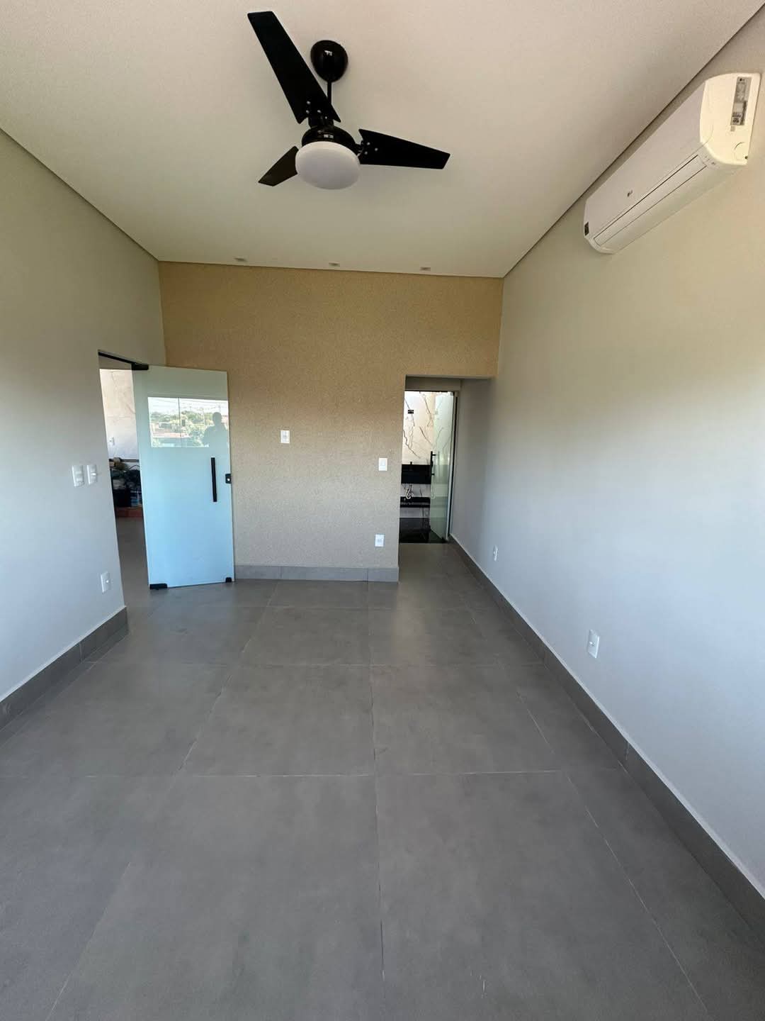 BARRACÃO NOVO COM APARTAMENTO NA PARTE SUPERIOR NO BAIRRO MAIS SOLAR 