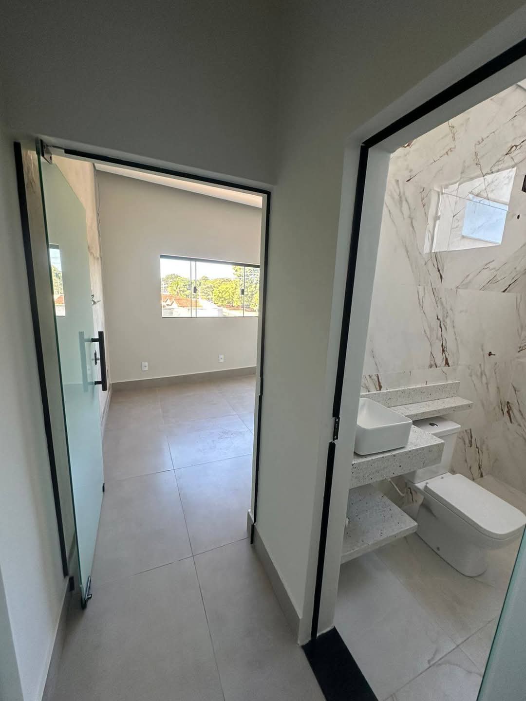 BARRACÃO NOVO COM APARTAMENTO NA PARTE SUPERIOR NO BAIRRO MAIS SOLAR 