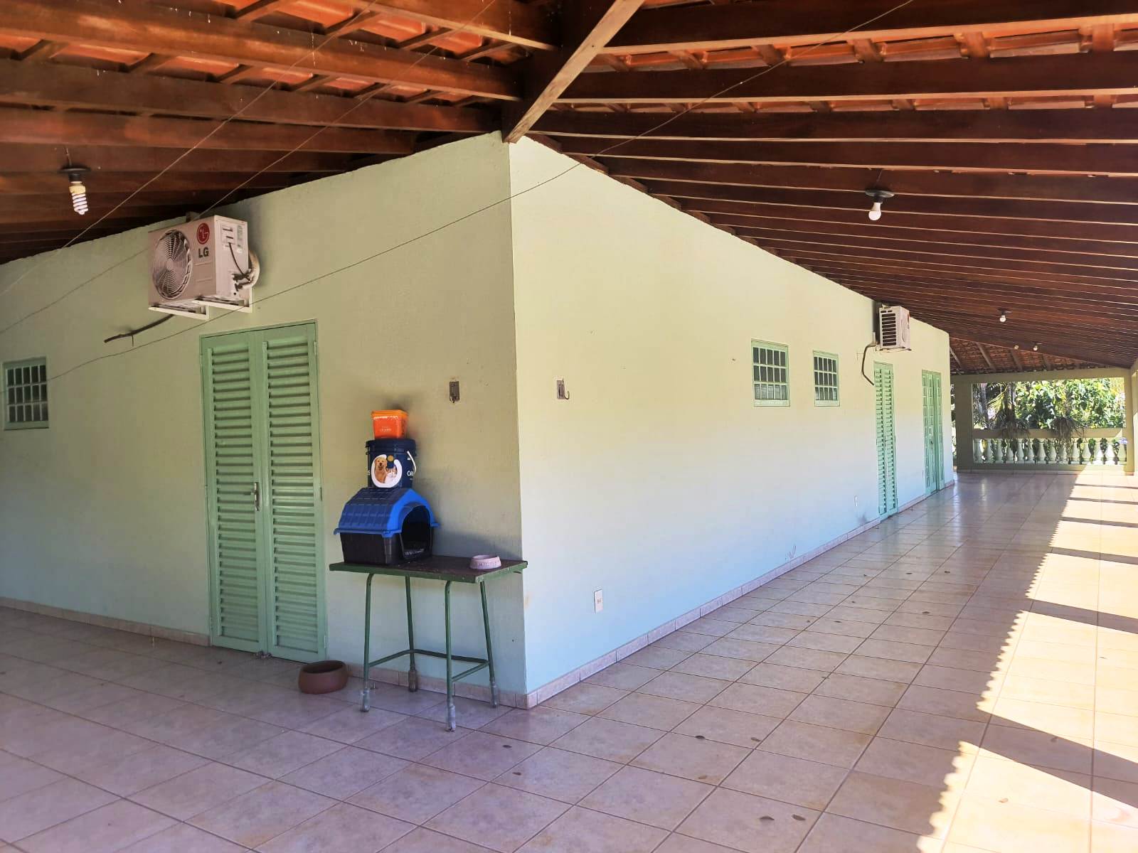 LINDA CHÁCARA PERTINHO DA CIDADE COM 05 DORMITÓRIOS 