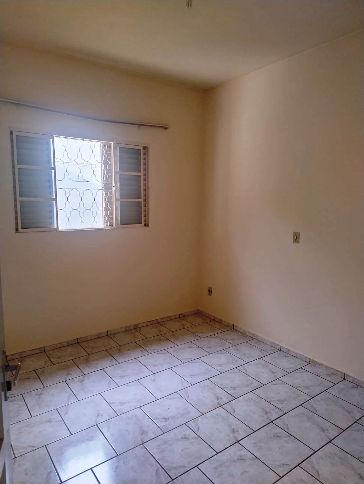 ÓTIMA CASA COM TRÊS DORMITÓRIOS PERTO DA MEZZALUNA