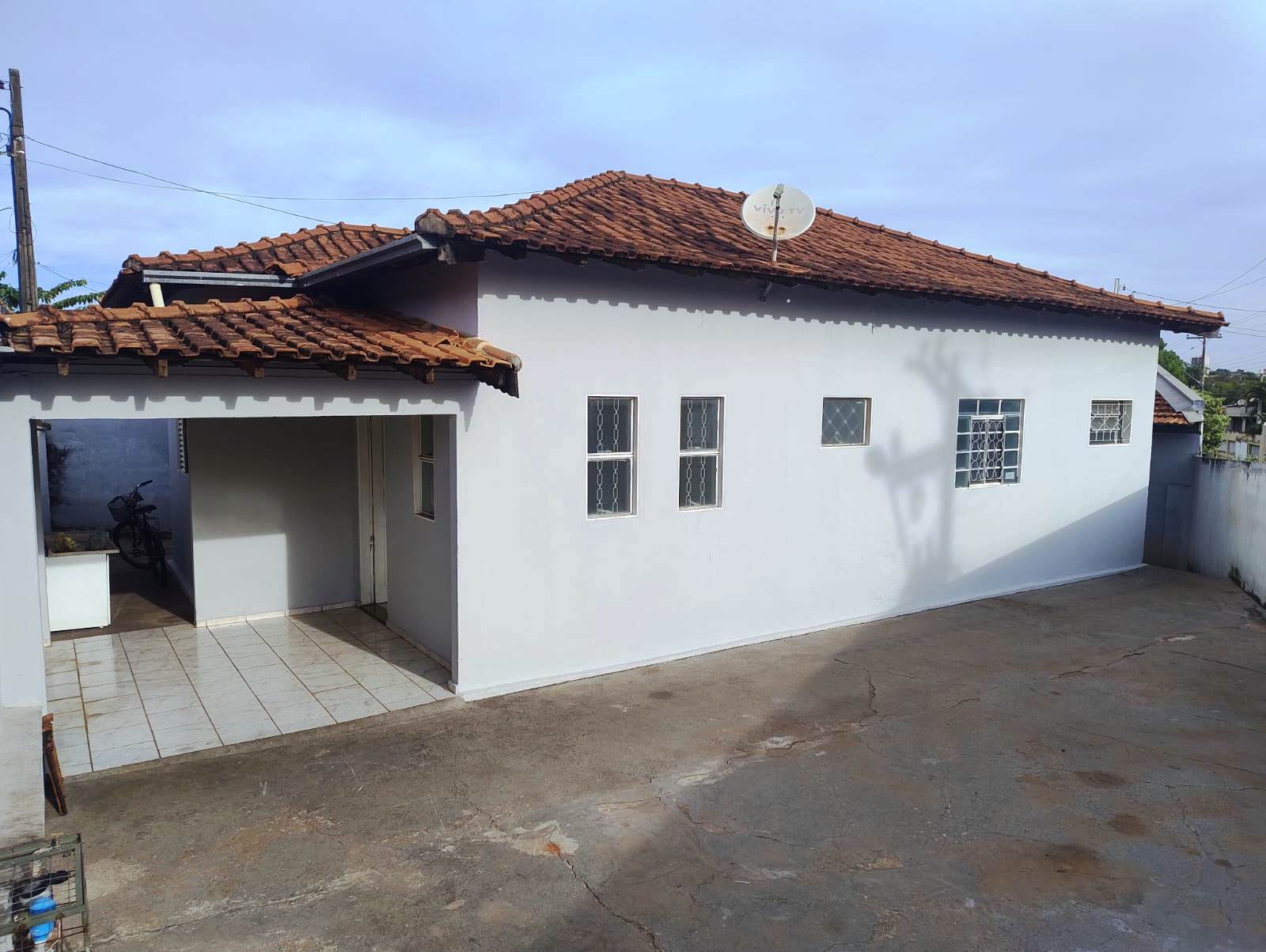 ÓTIMA CASA COM TRÊS DORMITÓRIOS PERTO DA MEZZALUNA
