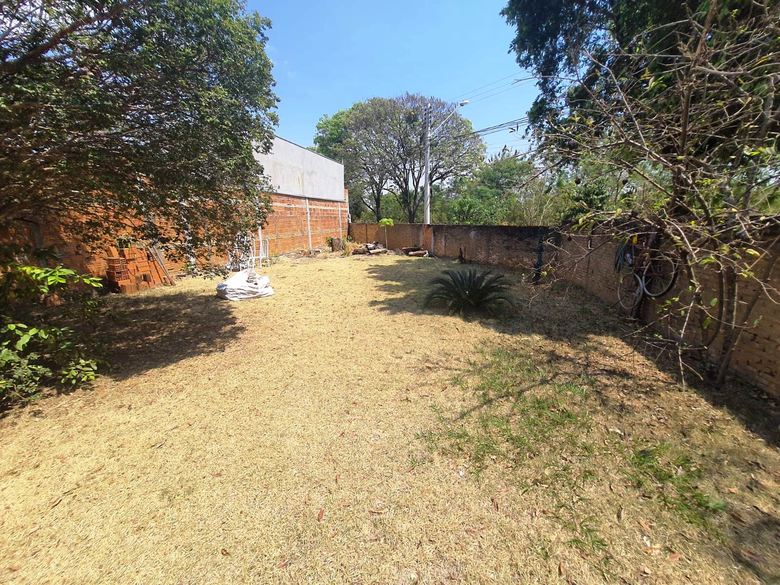 CASA COM AMPLO TERRENO NO CIDADE JARDIM