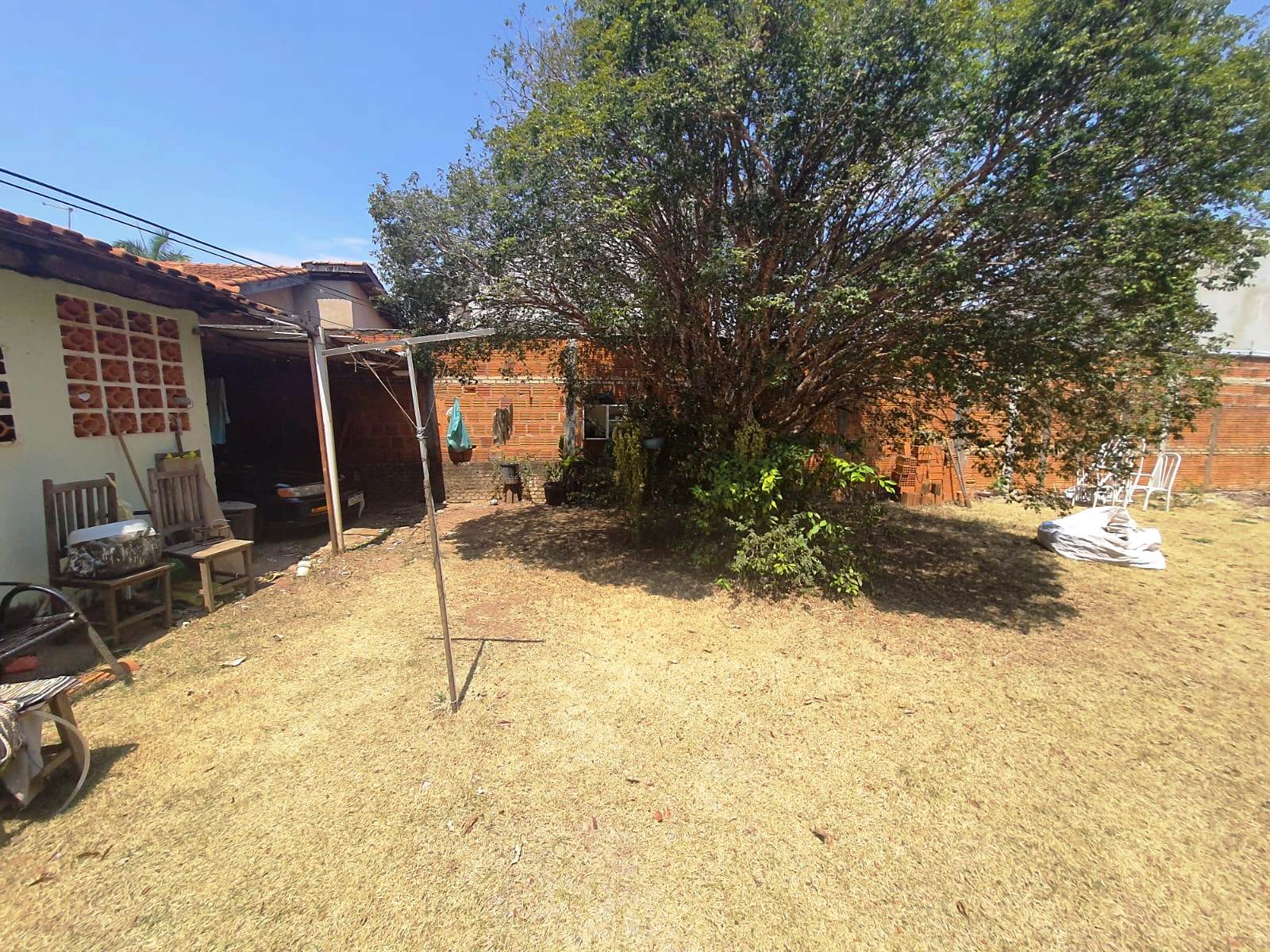 CASA COM AMPLO TERRENO NO CIDADE JARDIM