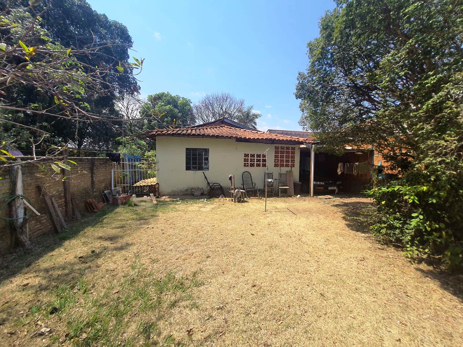 CASA COM AMPLO TERRENO NO CIDADE JARDIM