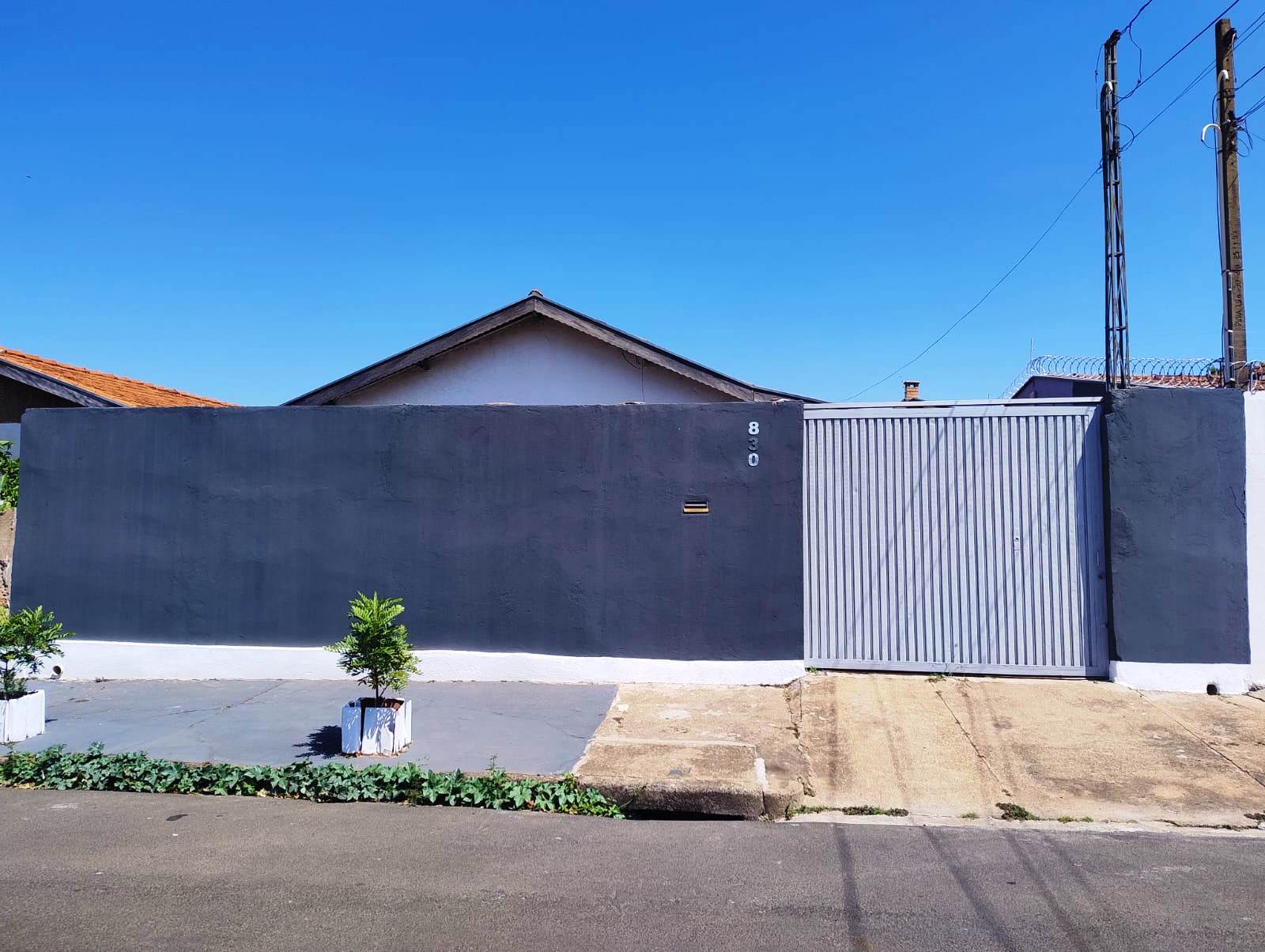 CASA COM TRÊS DORMITÓRIOS NO DEL REY