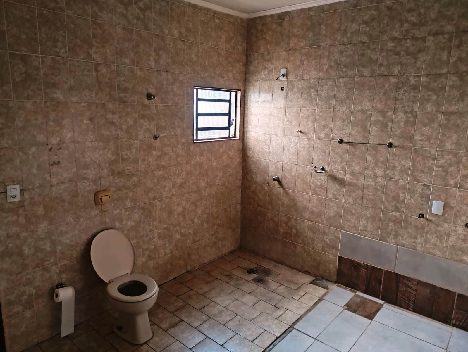 CASA COM TRÊS DORMITÓRIOS NO DEL REY